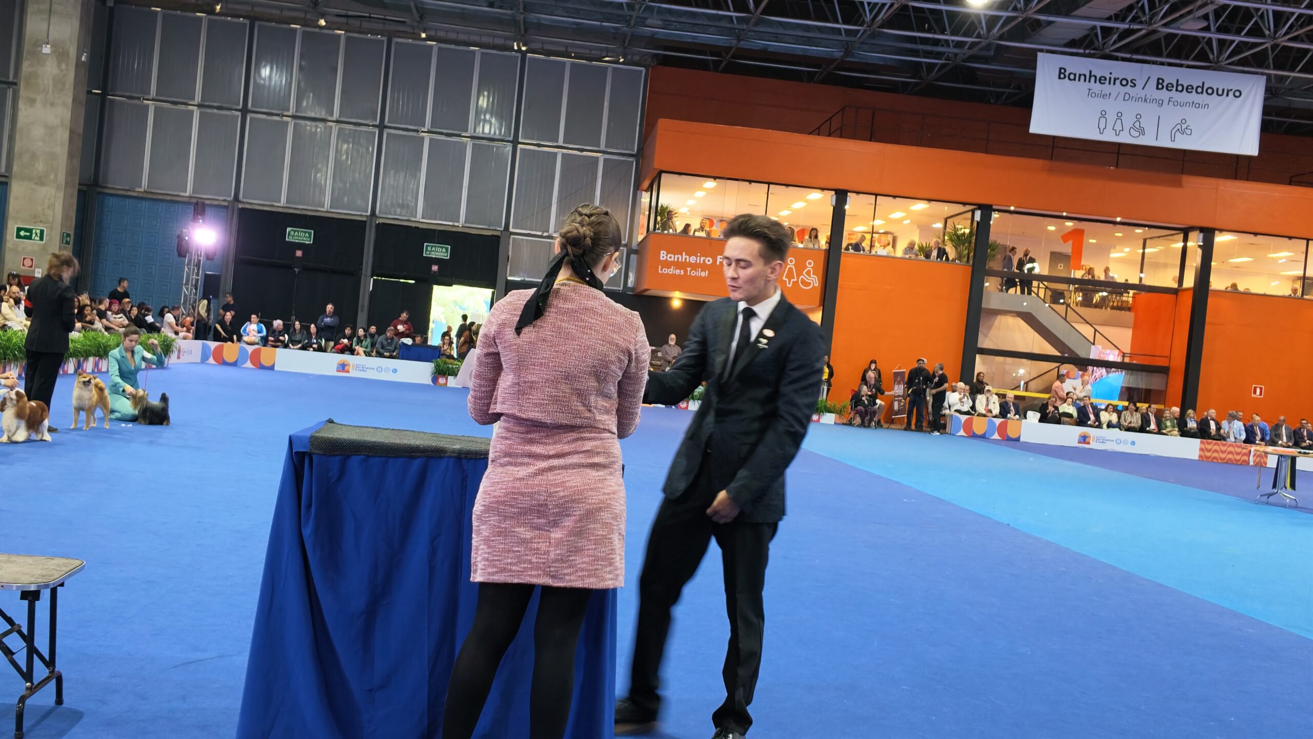 Fred Ortiz julgando competição Junior Handler na Exposição Américas e Caribe 2026 RioCentro